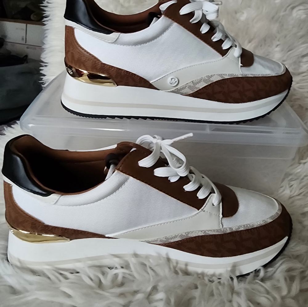 8W. NWOT. NEVER WORN. Michael Kors Women's MariaH Trainer Sneakers